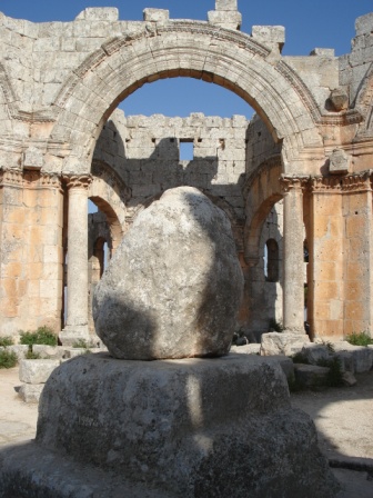 Qalaat Samaan - basiliek van de H. Simeon - basis en restant van de zuil, waarop hij verbleef